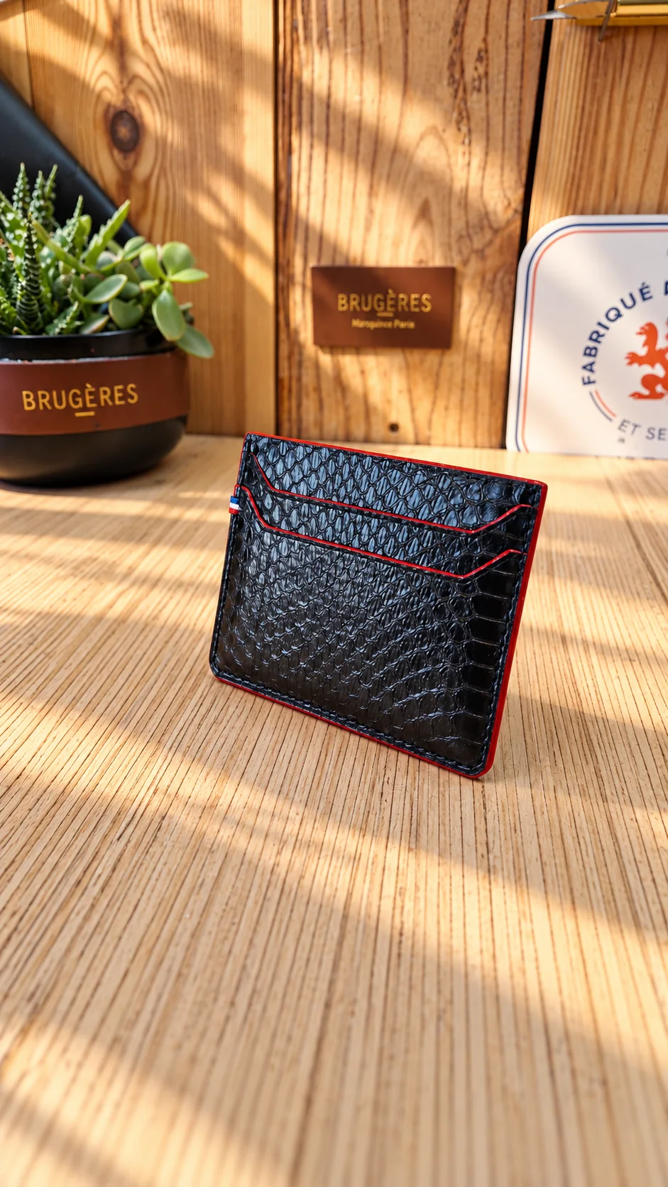 Porte-cartes noir en cuir avec coutures colorées