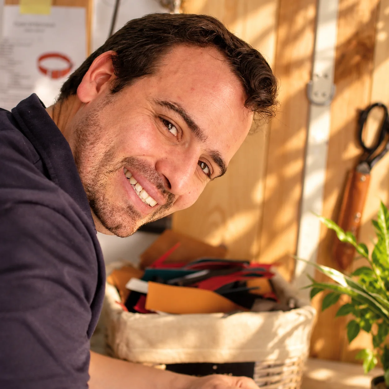 Portrait d’Alexandre Vigouroux dans son atelier