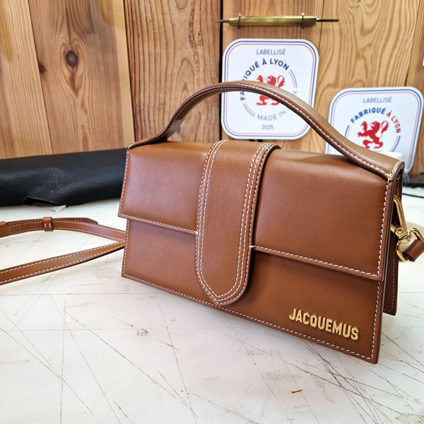 maroquinerieatelier Sac Jacquemus sur l'établi prêt à être réparé